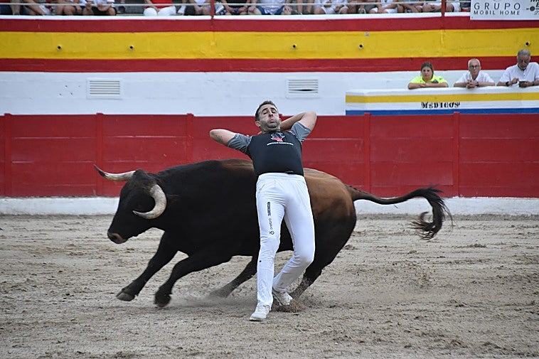Rodrigo Burón gana el concurso de recortadores de Ampuero