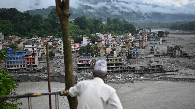 Nepal eleva el número de muertos a 1.355 y mantiene la cifra de 5.000 desaparecidos