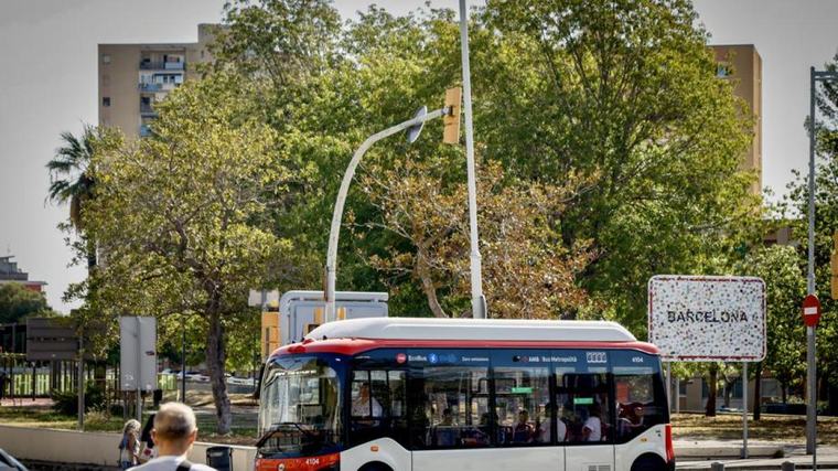 TMB estrena en Vall d’Hebron el primer bus de barrio 100% eléctrico