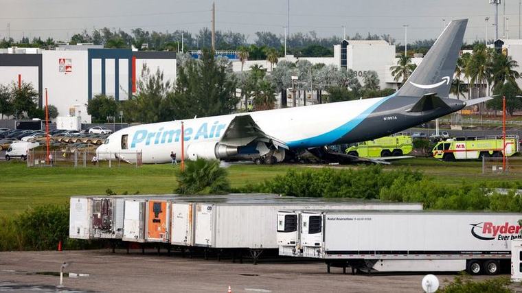 Cinco muertos al salirse un avión de Amazon de la pista en Miami y acabar entre llamas