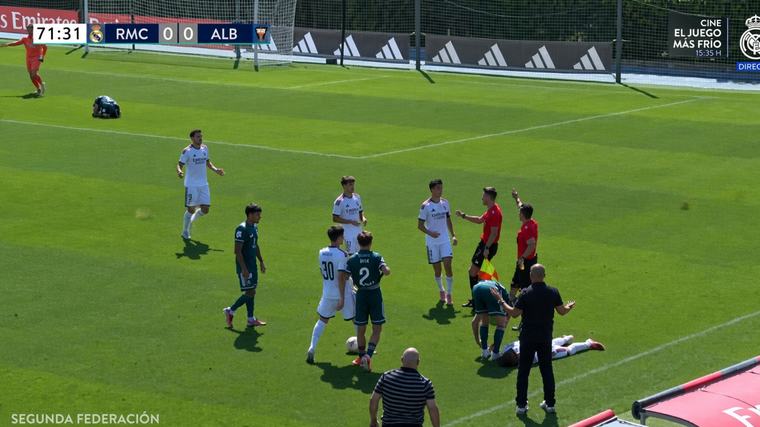 El brutal codazo a un jugador del Real Madrid C que solo fue amarilla
