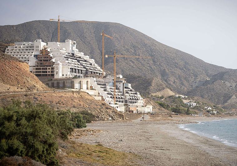 El Algarrobico culmina otro verano en pie sin cerrar un conflicto que dura 23 años