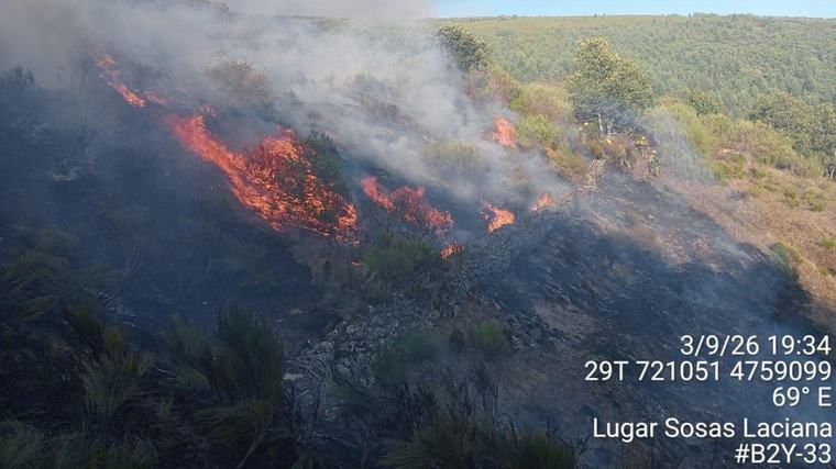 El incendio de Sosas de Laciana (León) evoluciona de forma favorable y se levanta el confinamiento