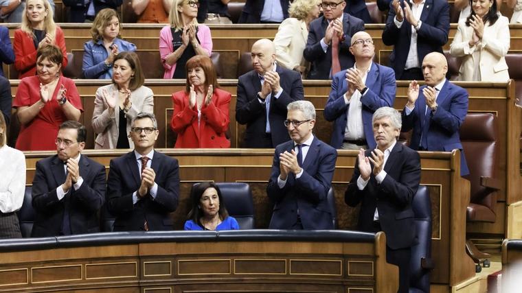 Robles evita aplaudir a Sánchez tras anunciar que publicaría todos los informes sobre Ceuta