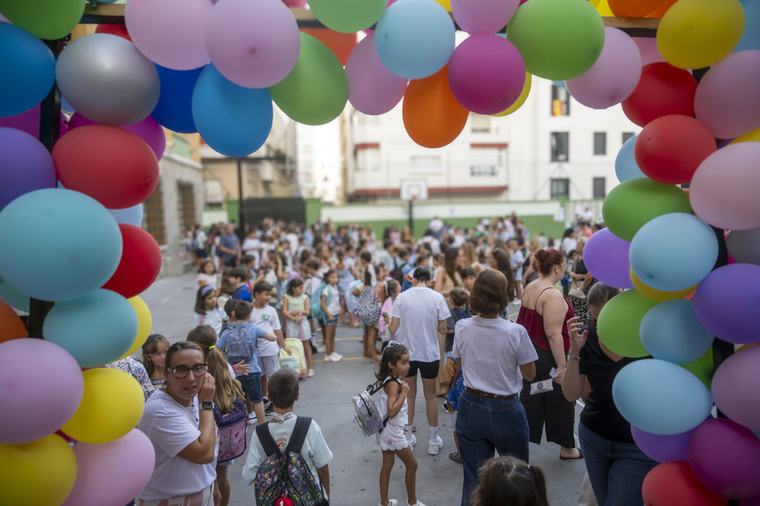 Tolón admite en el inicio del curso en Ceuta que "unos centros funcionan perfectamente, otros menos"