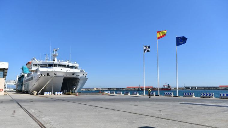 Puente instala a mil inmigrantes en el puerto con más de mil intentos de salto a la Península en un mes