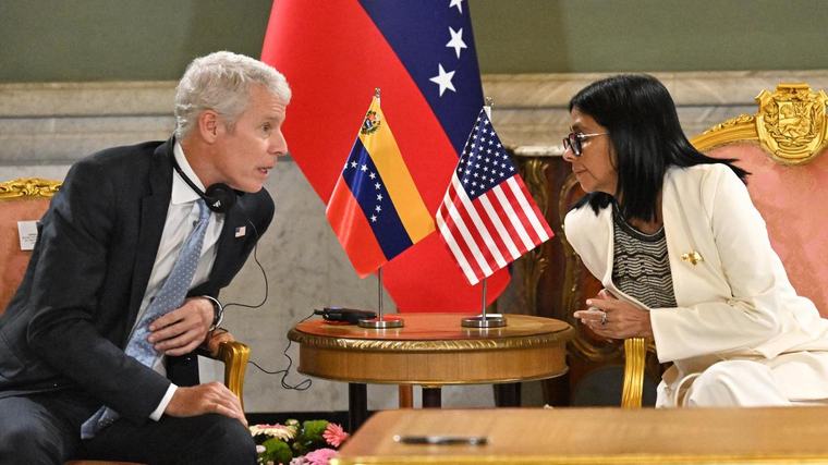 Venezuela firma acuerdos petroleros con Chevron y la italiana Eni en presencia del secretario de Energía de EE.UU.
