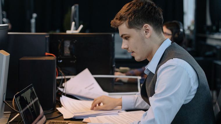 Según un economista, la mayoría de los jóvenes buscan trabajo por instinto, no para evitar los préstamos estudiantiles