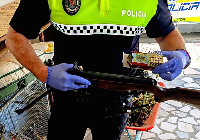 El robo de un proyector del centro de salud de Íllora lleva a la Policía hasta hombre con una orden de ingreso en prisión