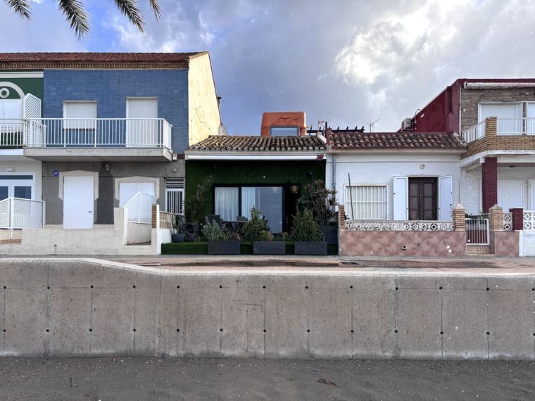 Un contenedor marítimo convertido en hogar: historia de la casa más especial del Mar Menor