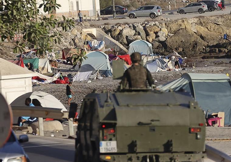 Un juzgado abre diligencias por los ataques a militares de migrantes en Ceuta
