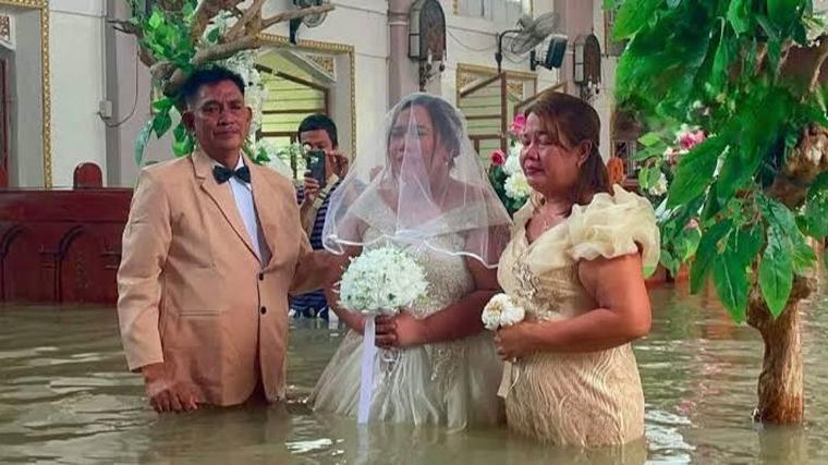 Una pareja contrae matrimonio con la iglesia inundada y el agua hasta la cintura: el vídeo de la novia llegando al altar ha dado la vuelta al mundo