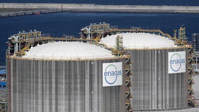 Europa afronta el invierno con los almacenamientos de gas en mínimos desde 2021 y los precios disparados