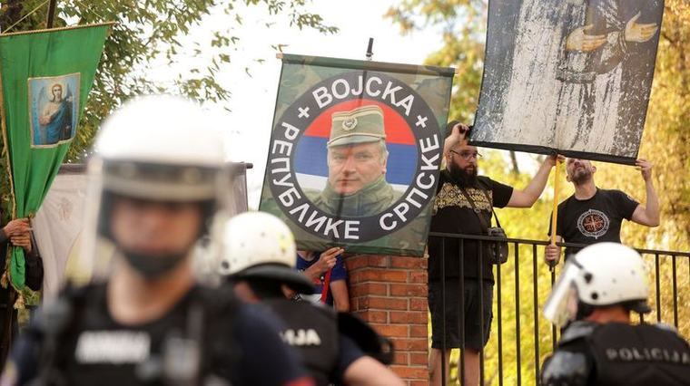 Miles de serbios reciben como un héroe el cuerpo del general y criminal de guerra Ratko Mladic