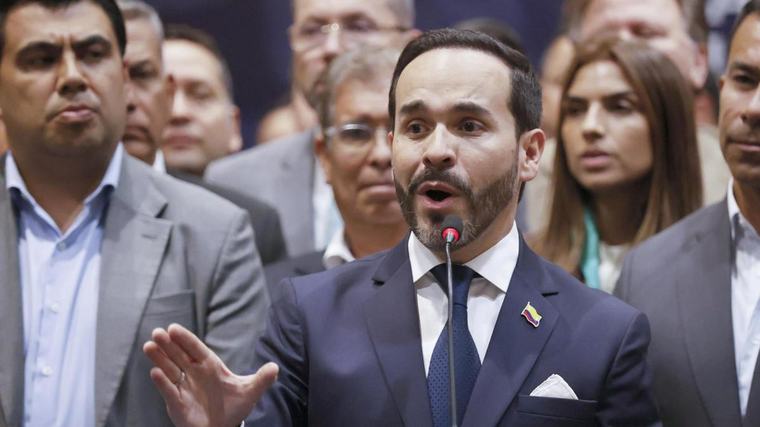 El presidente de Colombia, Abelardo de la Espriella, se salva de un intento de asesinato de un guerrillero del ELN