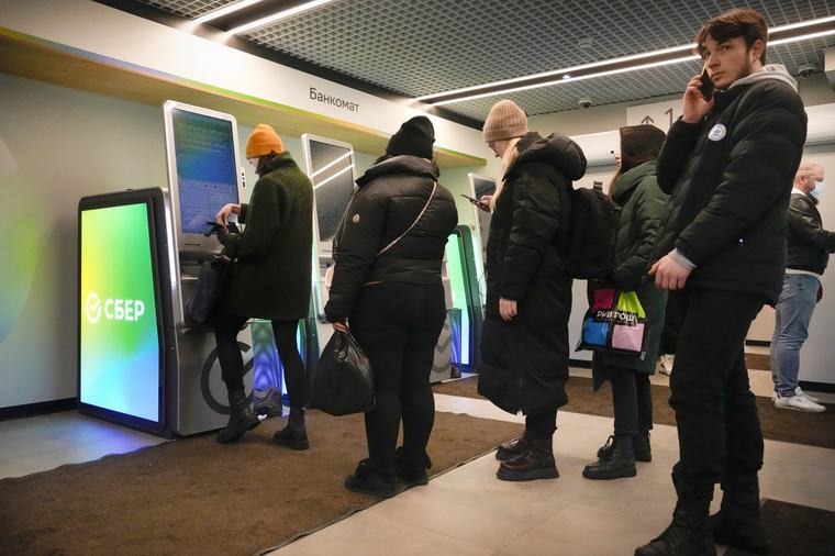 La economía rusa se está "congelando": el director del banco estatal Sberbank alerta del frenazo y pide auxilio urgente para las empresas