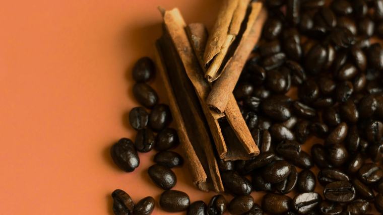 La mezcla de café usado y canela gana terreno como truco doméstico y también como combinación con posibles beneficios para la salud