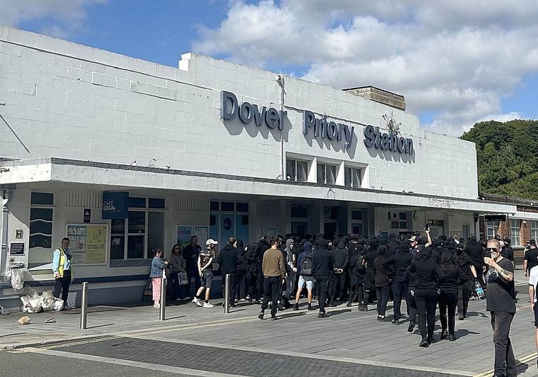 Encapuchados bloquean el puerto de Dover en una protesta antiinmigración