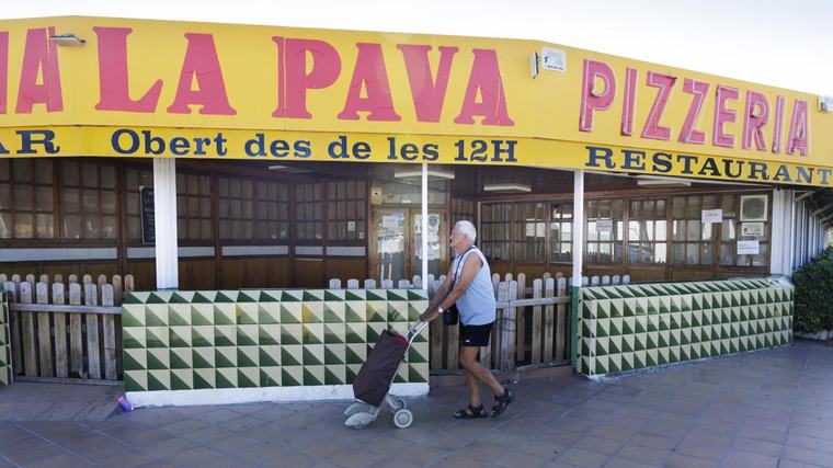 Cierra la popular pizzería La Pava, emblema de la autovía de Castelldefels