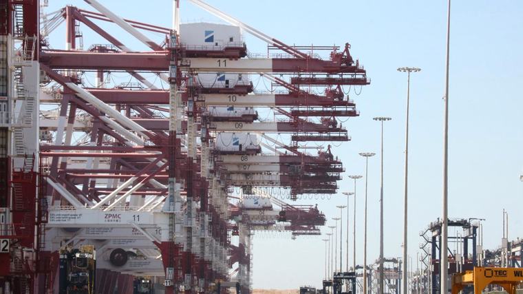 El puerto de Barcelona estrena dos grúas gigantes en la terminal BEST tras una inversión de 130 millones