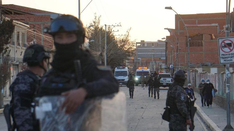 Dos muertos, siete desaparecidos y 59 heridos tras una explosión en un cuartel militar de Bolivia