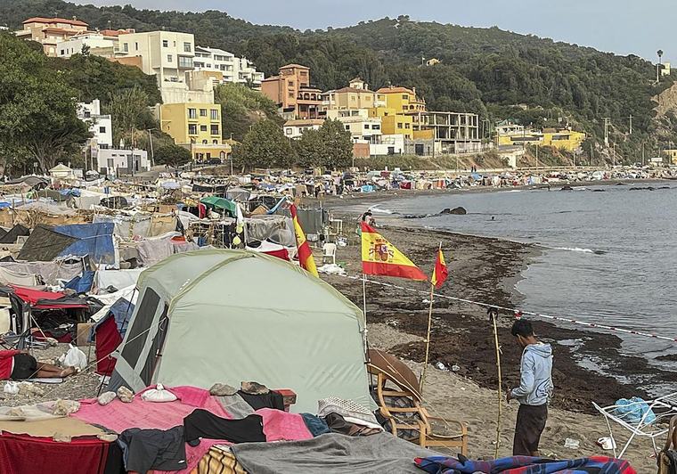 Detenidos 21 migrantes por apedrear a una patrulla militar y a guardias civiles en Ceuta