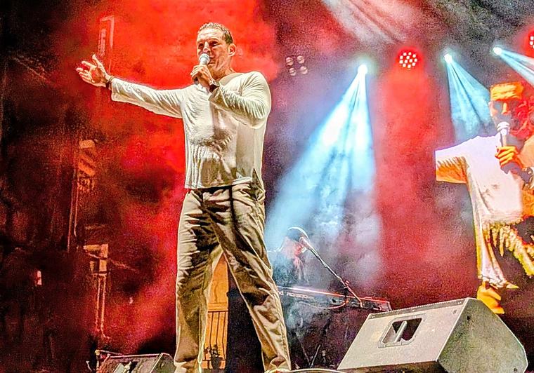 Manu Tenorio llena y encandila en San Vicente de la Barquera