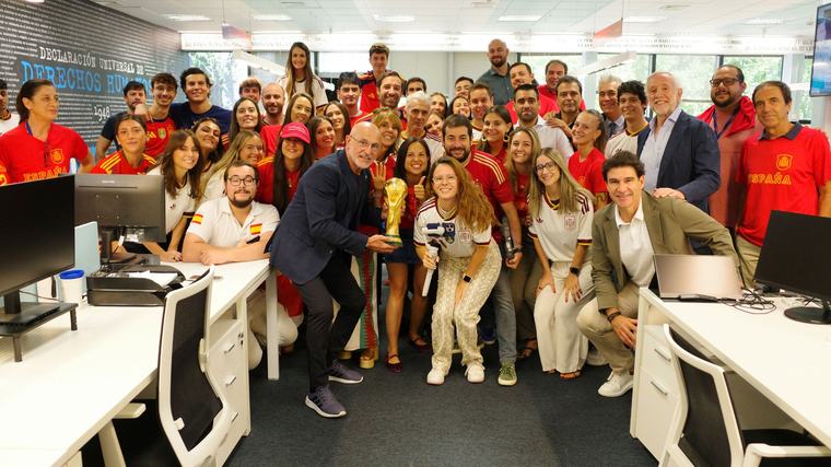 La Copa del Mundo entra en OKDIARIO: recibimiento de campeón a Luis de la Fuente