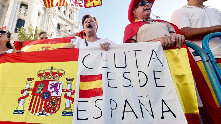 Saludos fascistas, agresiones a periodistas y cánticos del “Cara al sol” en la manifestación contra el Gobierno en Madrid