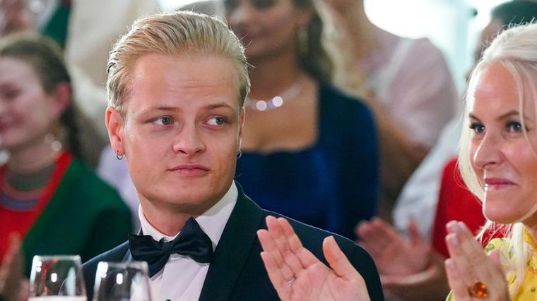 Marius Borg interrumpe su reclusión domiciliaria para visitar al rey Harald en el hospital
