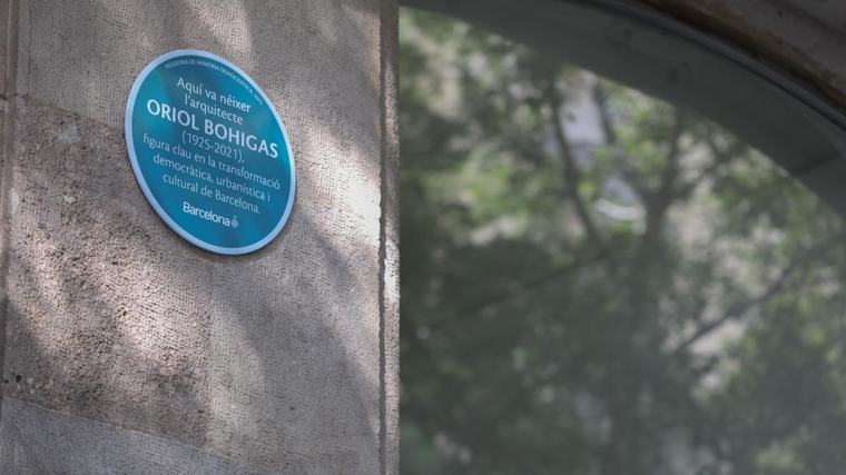 De Cerdà a Bohigas: las placas conmemorativas ganan presencia en el paisaje urbano de Barcelona