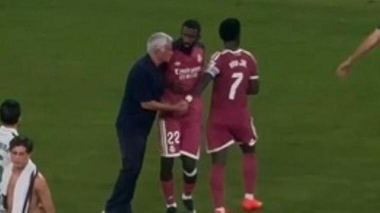 ¿Primer desplante? Polémico gesto de Vinicius con Mourinho tras la derrota