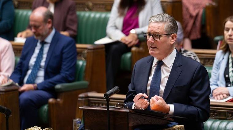 Starmer renuncia a su escaño en el Parlamento