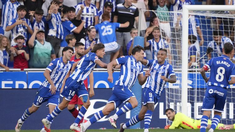 Un 'hat-trick' de Lucas Boyé coloca a Alavés a dos puntos del liderato