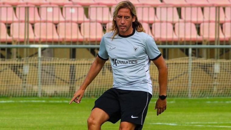 Checa advierte de la exigencia del debut ante la UD Castellonense y apela a la identidad del UCAM Murcia CF