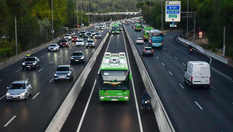 El odio de los conductores al carril bus-VAO “vacío” frena su expansión: “No hay que mirar cuántos vehículos pasan sino a cuánta gente llevan”