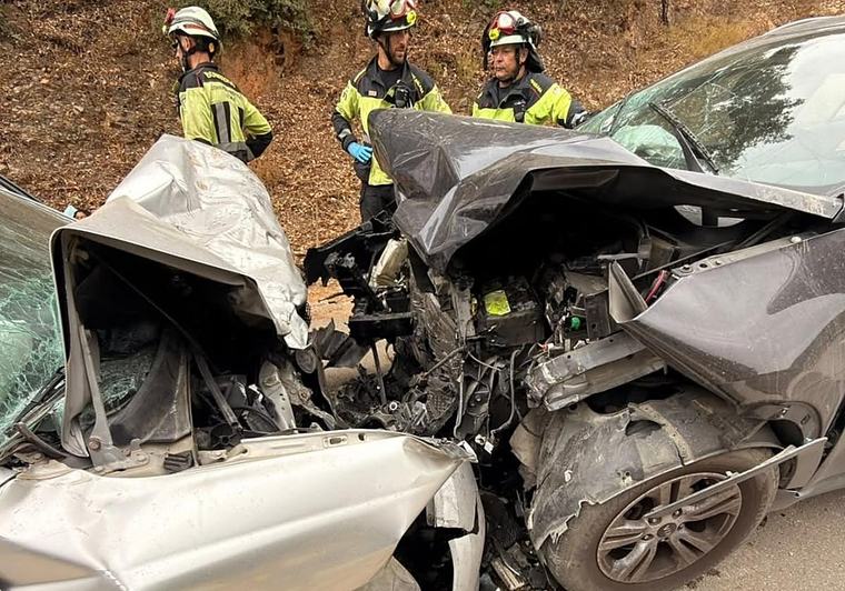 Cinco heridos en una colisión frontal entre dos turismos en Casares