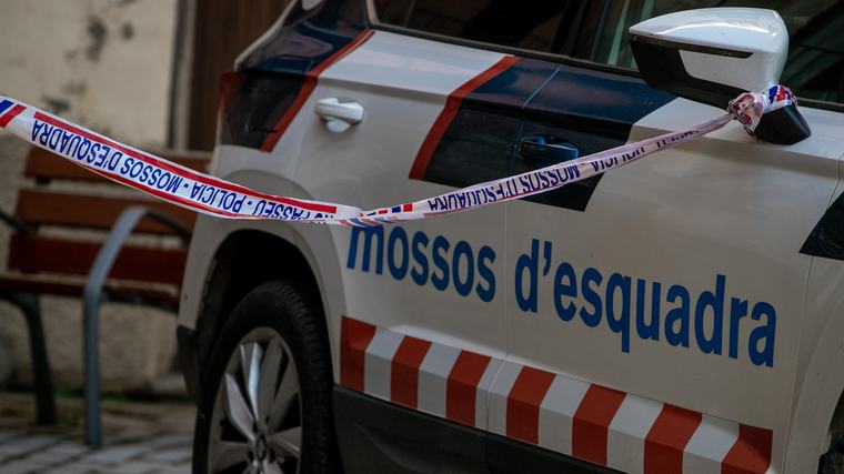 Herido crítico tras saltar desde un cuarto piso después de apuñalar a tres personas