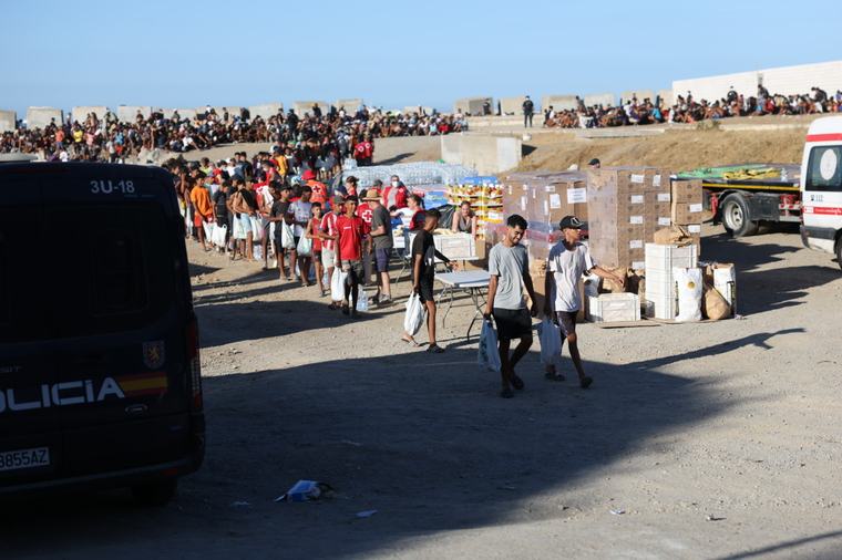 Sanidad tiene el 'sí' de las autonomías a la entrega de vacunas a Ceuta, ¿ahora qué?