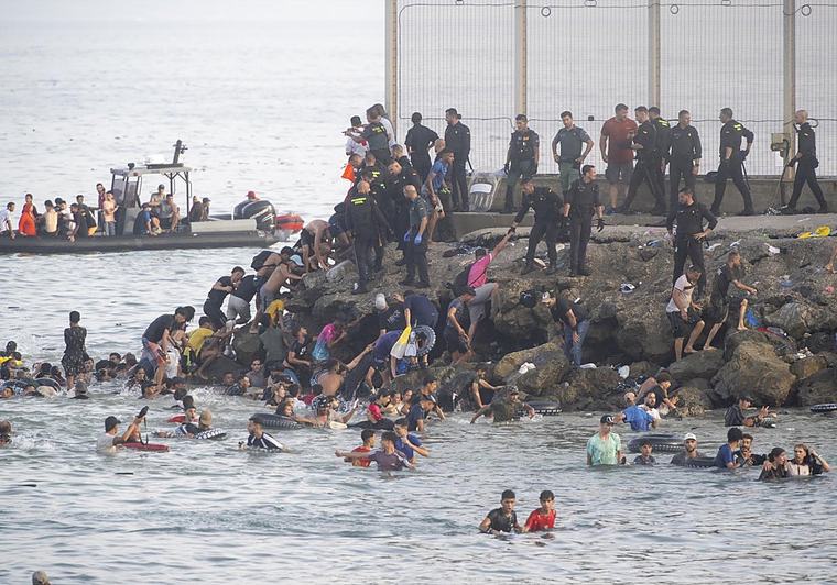 La Audiencia Nacional acuerda investigar la invasión de Ceuta y alerta de una «indudable gestión favorecedora desde Marruecos»