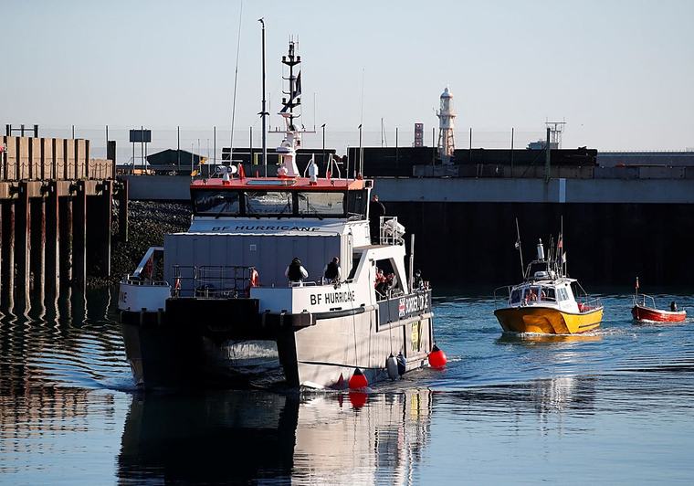 Un grupo de encapuchados bloquea el puerto británico de Dover