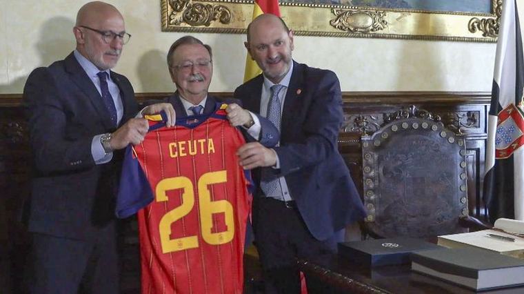 Ceuta, de momento, se defiende