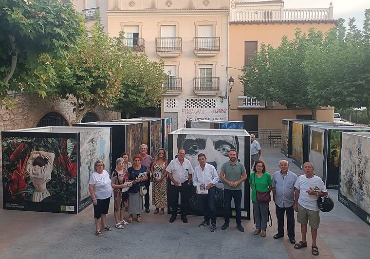 Bedmar llena su plaza de arte con las obras del Premio 'Emilio Ollero'