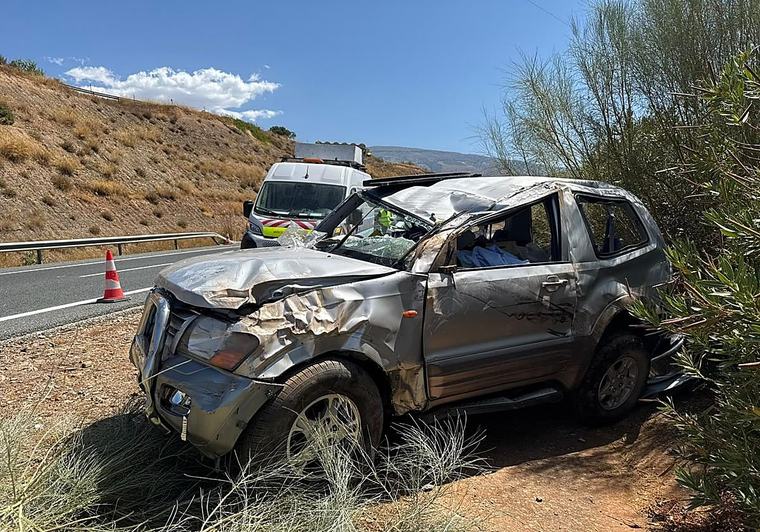 Dos accidentes consecutivos dejan dos coches volcados, varios heridos y retenciones en la A-44 a la altura de Cozvíjar