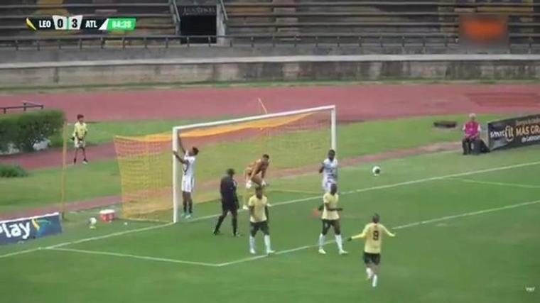 Lo nunca visto: Están a punto de lanzar un penalti... ¡Y se cae el travesaño encima del portero!