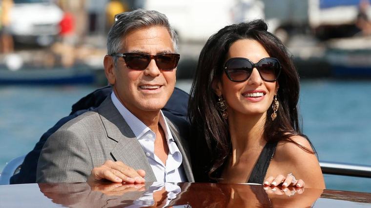 Amal Clooney se atreve con la tendencia pijamera en Venecia