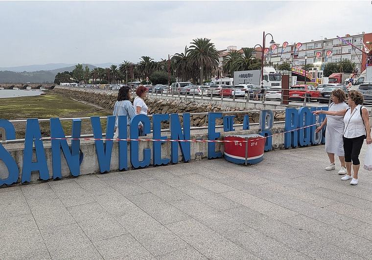 Los vándalos se ensañan con el letrero turístico de San Vicente de la Barquera