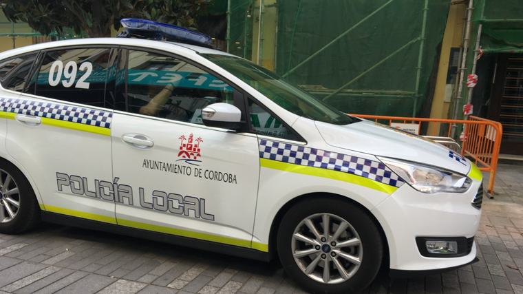 La Policía Local detiene a un aparcacoches ilegal en República Argentina
