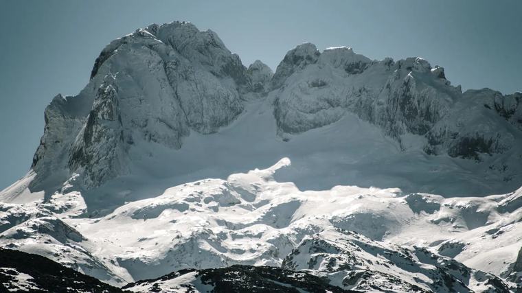 Tragedia en el Cáucaso ruso: mueren dos montañistas tras ser atrapados por un alud de nieve y piedra
