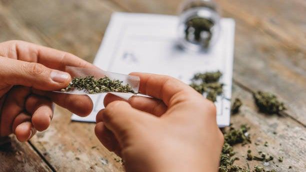 Un estudio alerta sobre el cannabis en adolescentes: triplica el riesgo de desarrollar otro trastorno mental